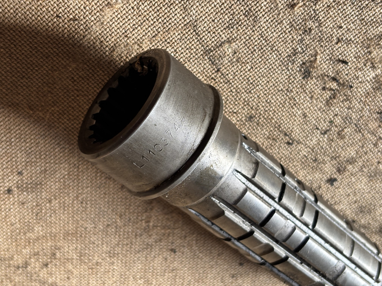 John Deere 6010 6110 6210 Wał Pośredni L110374 - Transmission for Agricultural machinery: picture 3 John Deere 6010 6110 6210 Wał Pośredni L110374 - Transmission for Agricultural machinery: picture 3