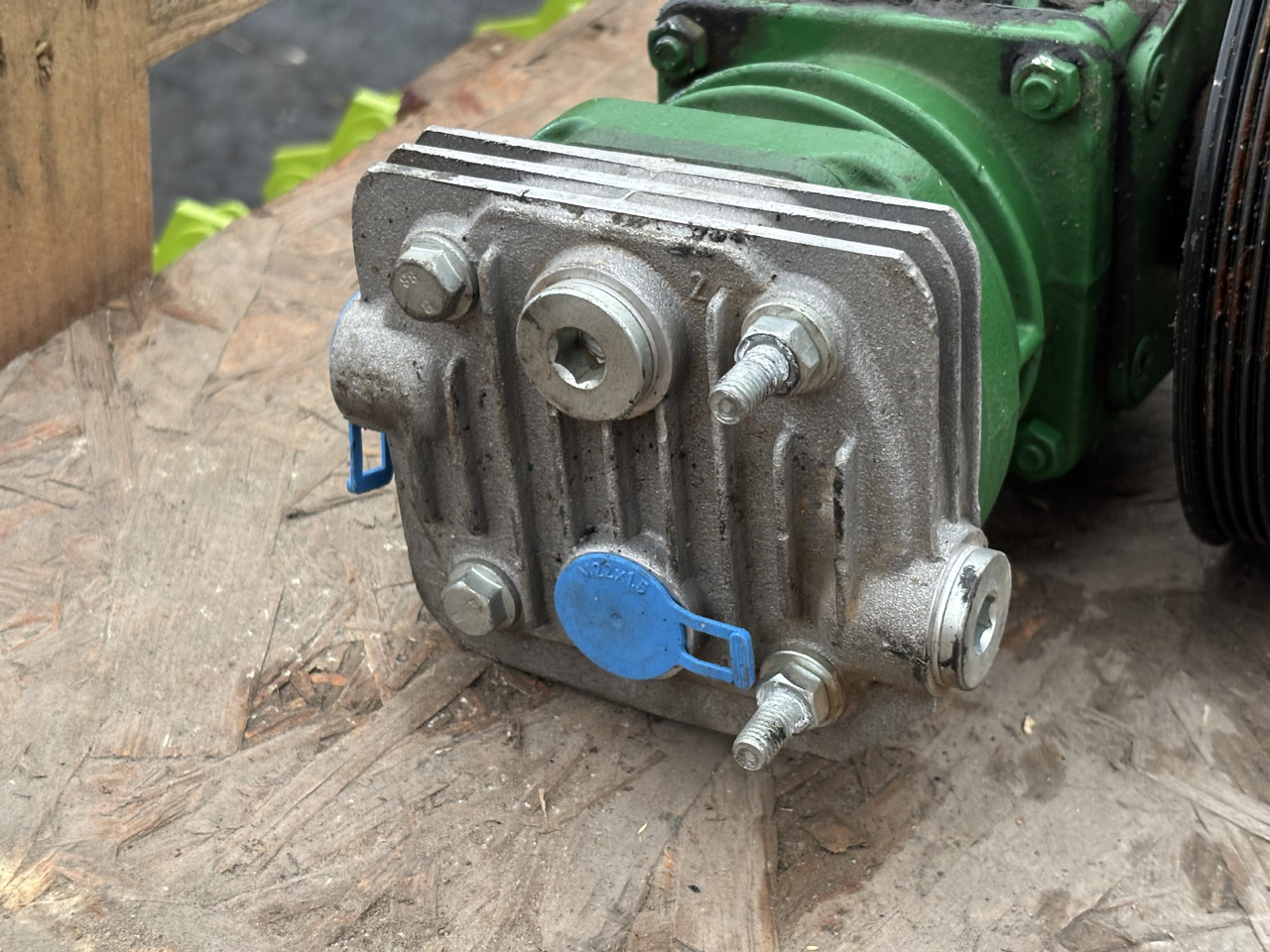 John Deere 8R 8RX 250 310 370 410 Kompresor Powietrza RE585794 - Air brake compressor for Agricultural machinery: picture 3 John Deere 8R 8RX 250 310 370 410 Kompresor Powietrza RE585794 - Air brake compressor for Agricultural machinery: picture 3