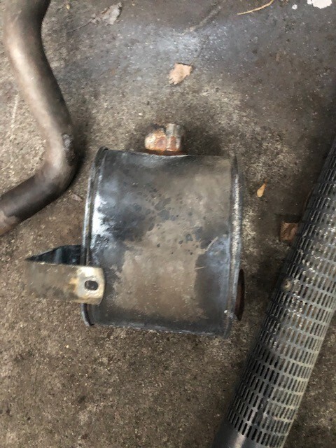 John Deere Tłumik - 6100 | 6200 | 6300 | 6400 - Muffler for Agricultural machinery: picture 2 John Deere Tłumik - 6100 | 6200 | 6300 | 6400 - Muffler for Agricultural machinery: picture 2