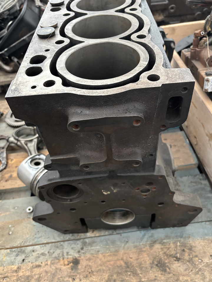 Perkins 1004 Blok Silnika 3711h29a/1 3711h13a/2 3711h044 37110408a/1 - Cylinder block for Agricultural machinery: picture 3 Perkins 1004 Blok Silnika 3711h29a/1 3711h13a/2 3711h044 37110408a/1 - Cylinder block for Agricultural machinery: picture 3