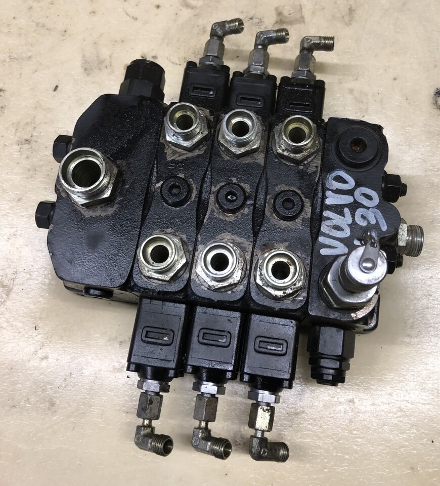 Rozdzielacz ładowarki Volvo L30 - Hydraulic valve for Wheel loader: picture 1 Rozdzielacz ładowarki Volvo L30 - Hydraulic valve for Wheel loader: picture 1