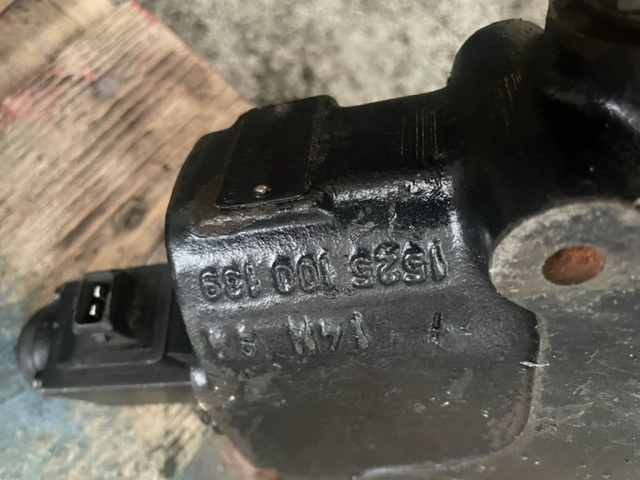 Rozdzielacz podnośnika bosch zetor 10413902 , 1525100139 - Hydraulic valve for Agricultural machinery: picture 1 Rozdzielacz podnośnika bosch zetor 10413902 , 1525100139 - Hydraulic valve for Agricultural machinery: picture 1