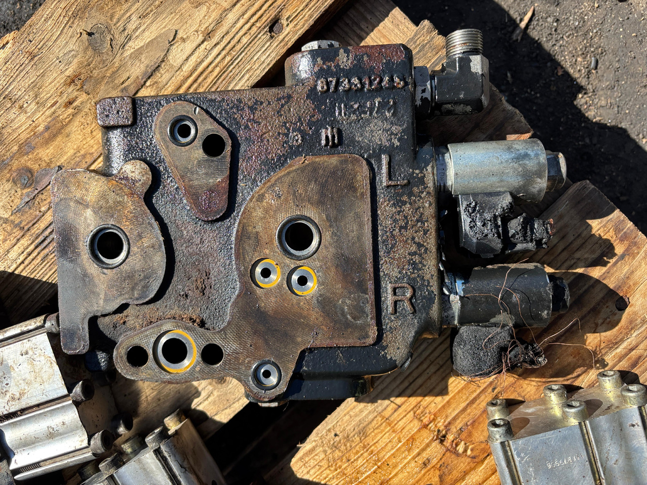CNH Case Puma / New Holland 230 SEKCJA ROZDZIELACZA 87331248 47887017 - Spare parts for Agricultural machinery: picture 1 CNH Case Puma / New Holland 230 SEKCJA ROZDZIELACZA 87331248 47887017 - Spare parts for Agricultural machinery: picture 1