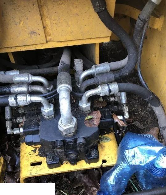 VOLVO L 30 - Rozdzielacz Hydrauliczny Ładowarki - Hydraulic valve for Wheel loader: picture 1 VOLVO L 30 - Rozdzielacz Hydrauliczny Ładowarki - Hydraulic valve for Wheel loader: picture 1
