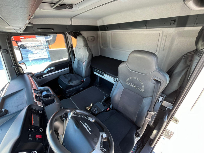 Interior photo 1: Dropside/ Flatbed truck, Crane truck MAN TGL 8.220 4x2 HMF 340 K2 / PLATFORM L=4147 mm