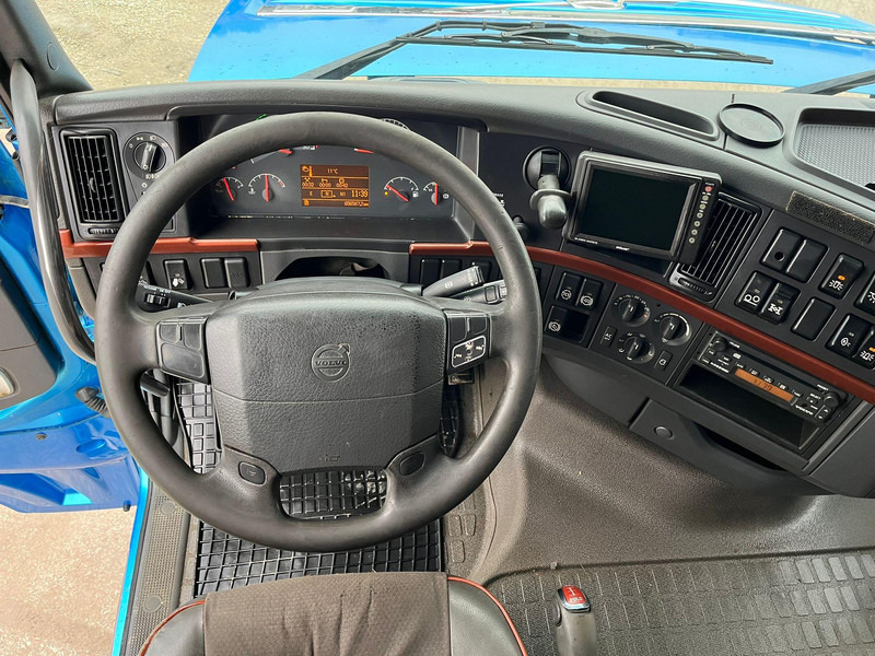 Interior photo 1: Volvo FH 16 660 8x4 PK60002 + JIB / PLATFORM L=6232 mm leasing Volvo FH 16 660 8x4 PK60002 + JIB / PLATFORM L=6232 mm