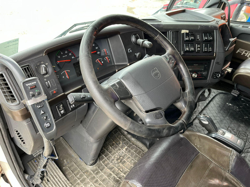 Interior photo 2: Cab chassis truck Volvo FH 16 700 6x2 GLOBE XXL / RETARDER / BIG AXLE