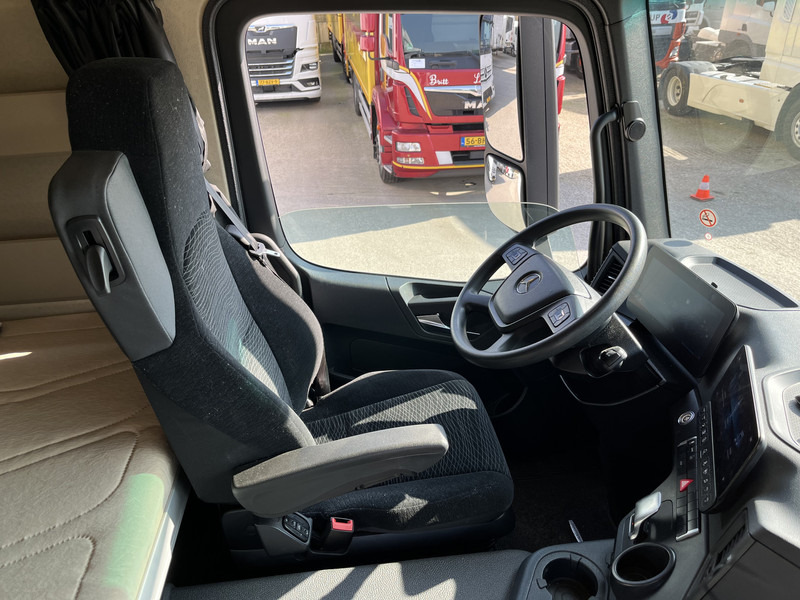 Mercedes-Benz Actros 2124 / 2023 / 18 Ton / 76 dkm / Box / Laadklep - Box truck: picture 3 Mercedes-Benz Actros 2124 / 2023 / 18 Ton / 76 dkm / Box / Laadklep - Box truck: picture 3