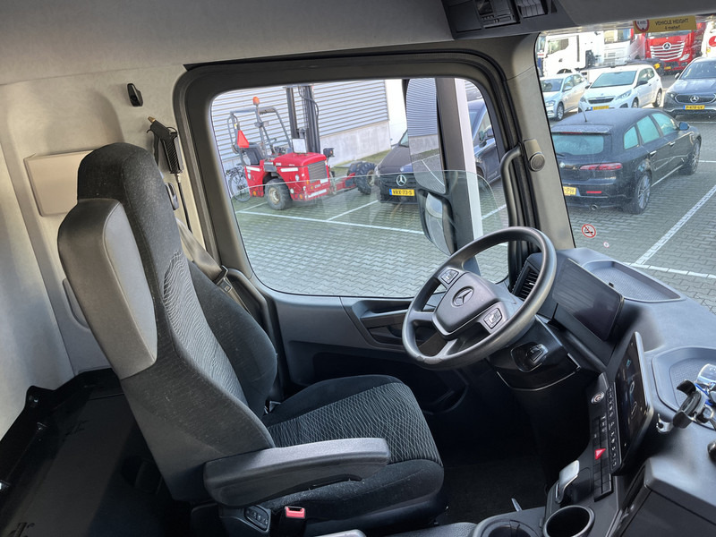 Mercedes-Benz Actros 2124 / Box 7.5 mtr / Laadklep 2000 kg / APK TUV 05-25 - Box truck: picture 3 Mercedes-Benz Actros 2124 / Box 7.5 mtr / Laadklep 2000 kg / APK TUV 05-25 - Box truck: picture 3