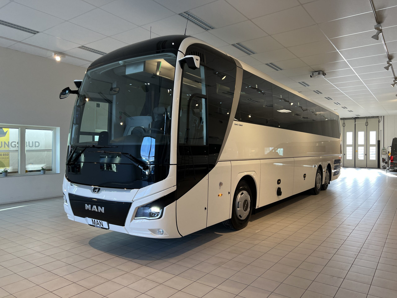 MAN Lions Coach R08 Euro 6E (Dark Edition) - Coach: picture 3 MAN Lions Coach R08 Euro 6E (Dark Edition) - Coach: picture 3