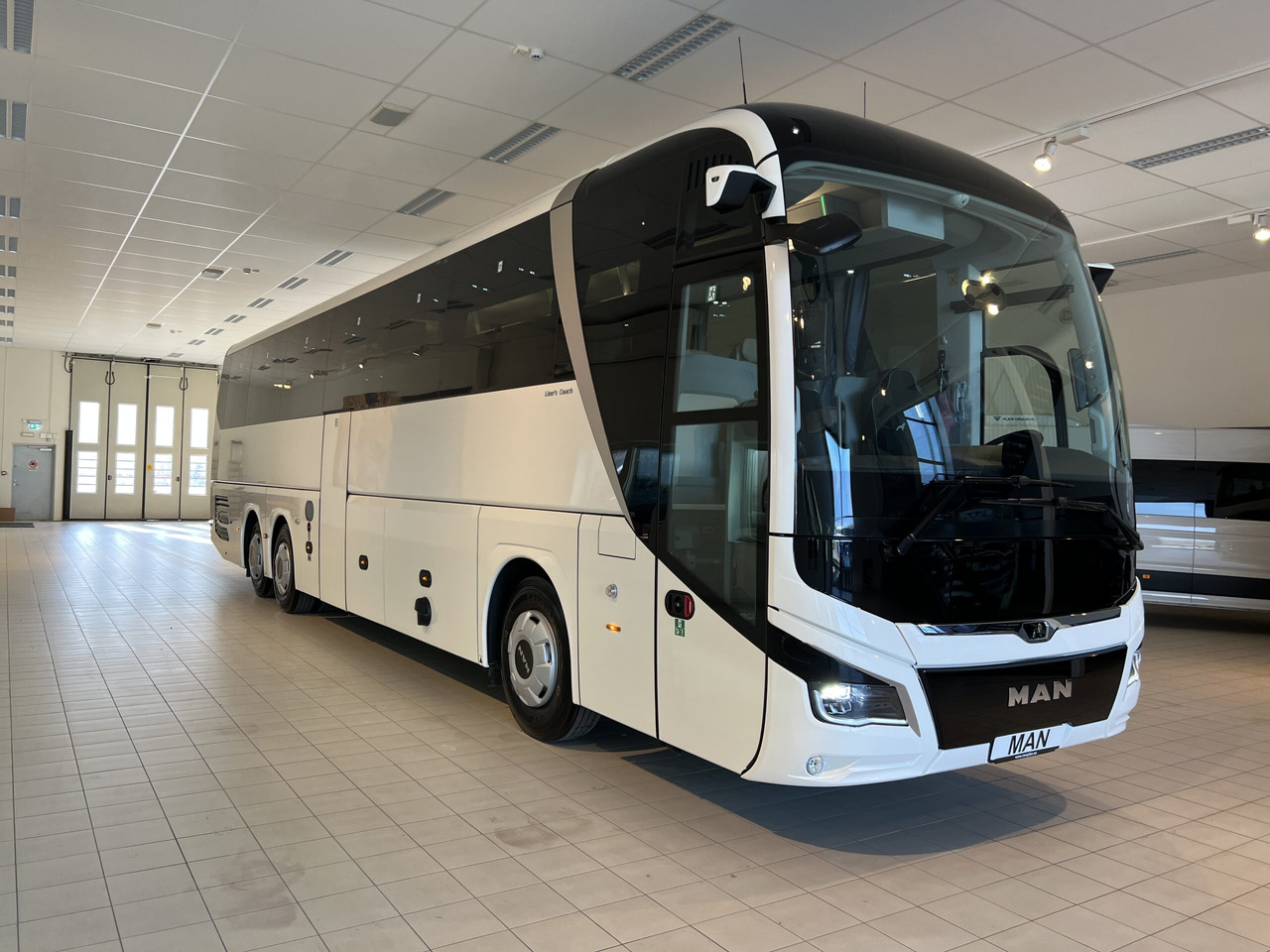 MAN Lions Coach R09 Euro 6E (Dark Edition) - Coach: picture 1 MAN Lions Coach R09 Euro 6E (Dark Edition) - Coach: picture 1