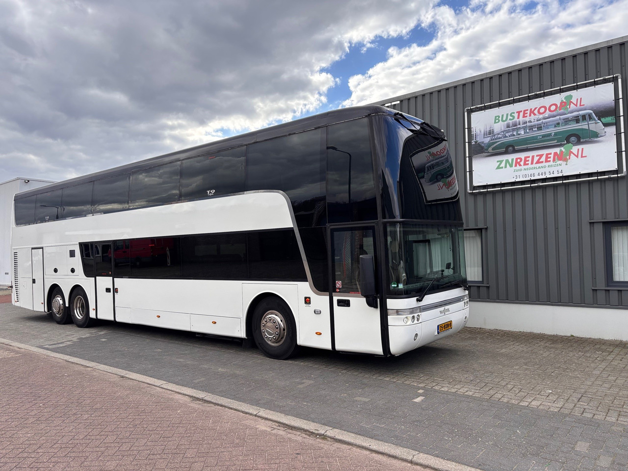 Vanhool TD927 Astromega EURO 5 Dubbeldekker 90 pax - Double-decker bus: picture 2 Vanhool TD927 Astromega EURO 5 Dubbeldekker 90 pax - Double-decker bus: picture 2