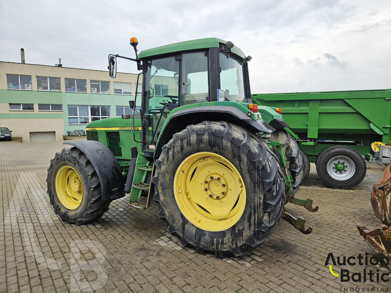John Deere 6810 - Farm tractor: picture 3 John Deere 6810 - Farm tractor: picture 3