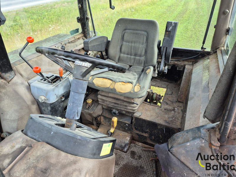 John Deere MFWD - Farm tractor: picture 5 John Deere MFWD - Farm tractor: picture 5