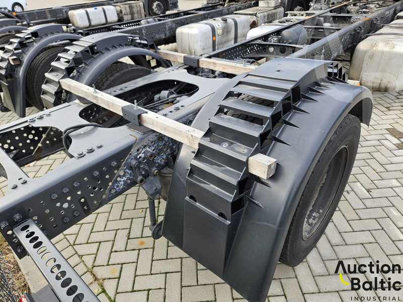 Cab chassis truck Mercedes-Benz Actros 1843: picture 20