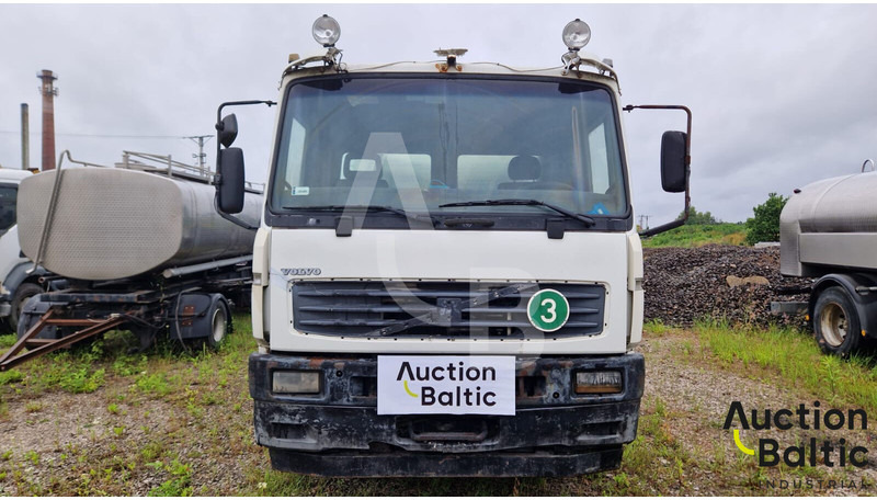 Volvo FL220 - Tanker truck: picture 2 Volvo FL220 - Tanker truck: picture 2