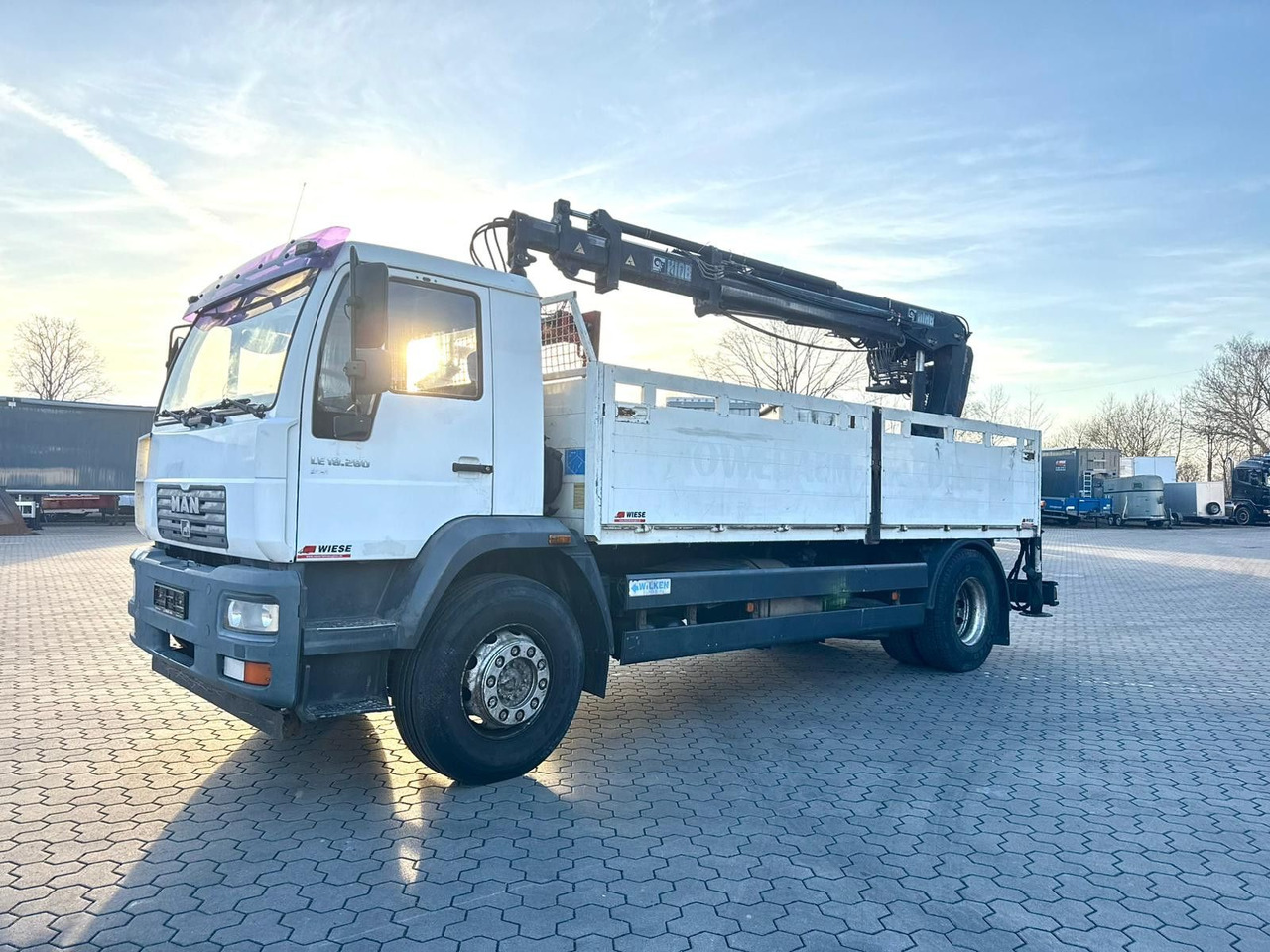 MAN LE 18.280 Pritsche mit HIAB 133 K PRO/HIPRO Kran - Crane truck: picture 2 MAN LE 18.280 Pritsche mit HIAB 133 K PRO/HIPRO Kran - Crane truck: picture 2