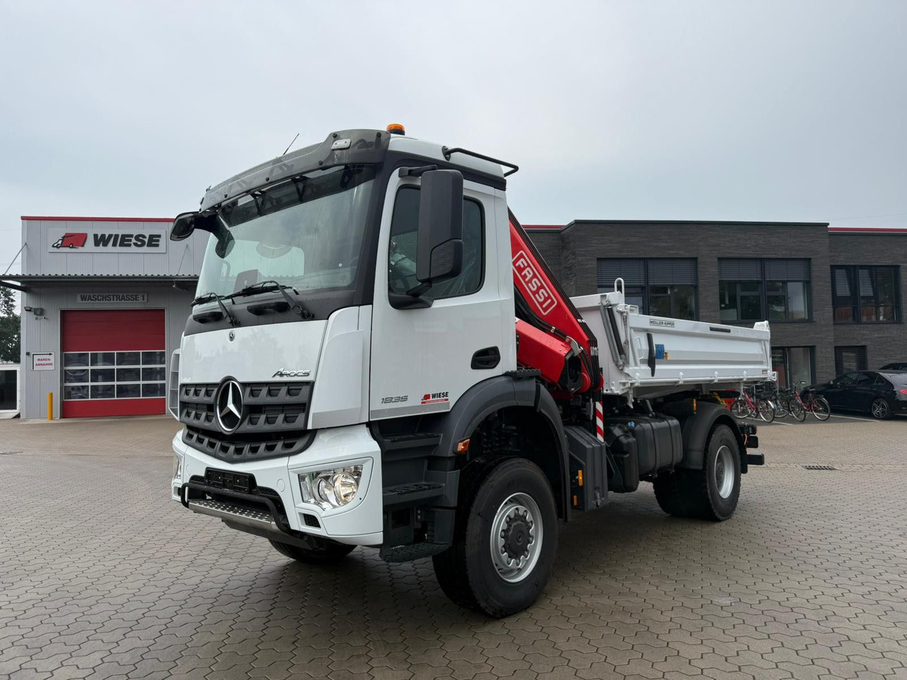 Mercedes-Benz Arocs 1835 4x2 Meiller Fassi F135 Kran Kipper - Tipper, Crane truck: picture 1 Mercedes-Benz Arocs 1835 4x2 Meiller Fassi F135 Kran Kipper - Tipper, Crane truck: picture 1