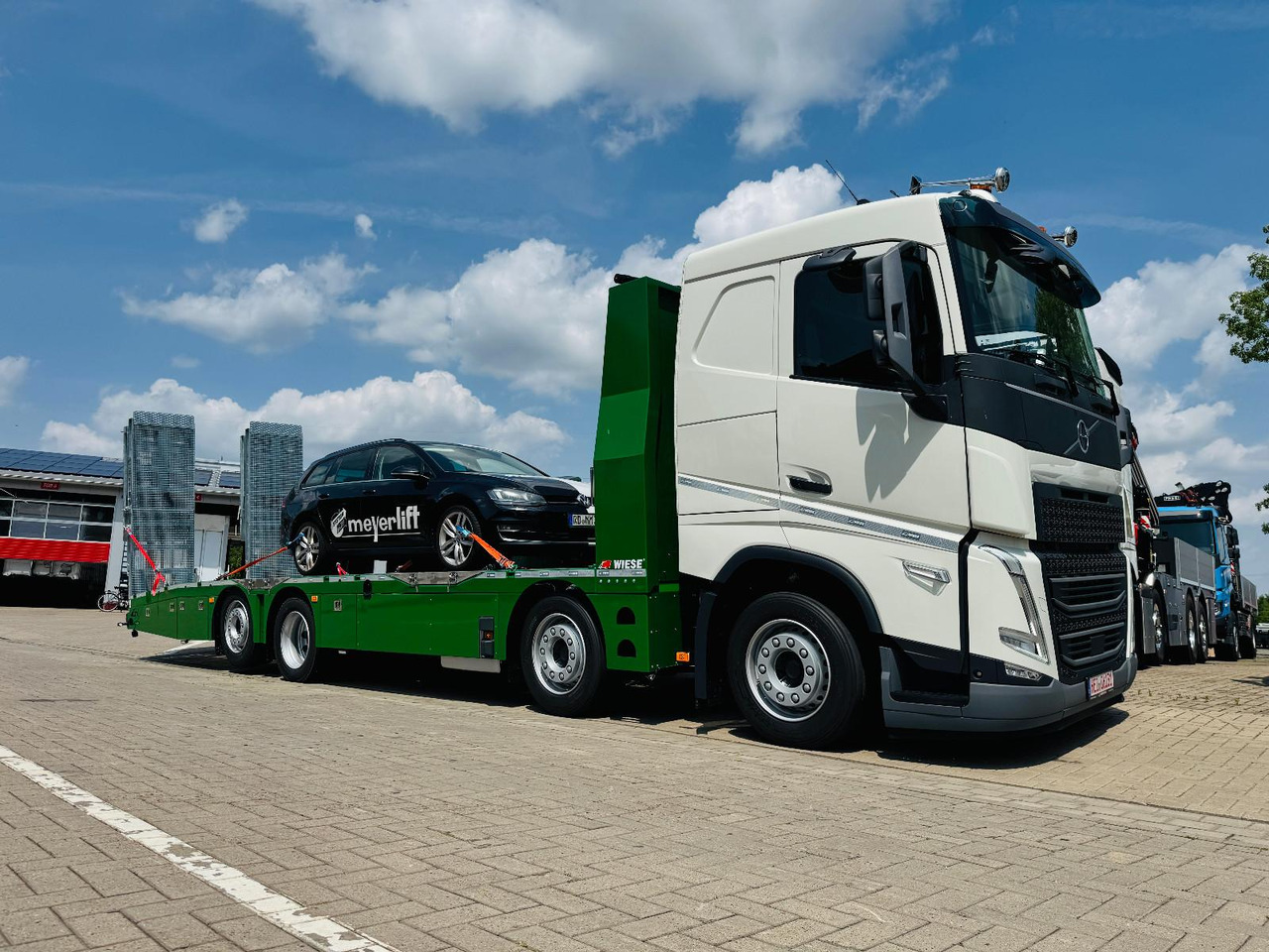 Volvo Arbeitsbühnen Baumaschinentransporter mit Rampen - Autotransporter truck: picture 1 Volvo Arbeitsbühnen Baumaschinentransporter mit Rampen - Autotransporter truck: picture 1
