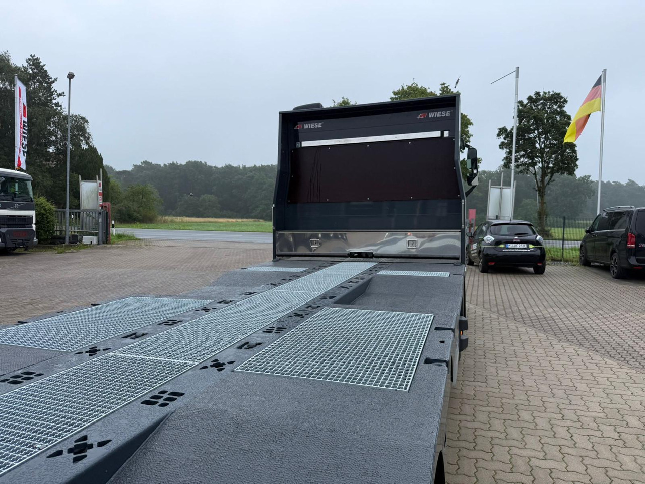 New Dropside/ Flatbed truck Volvo Arbeitsbühnen Baumaschinentransporter mit Rampen: picture 9