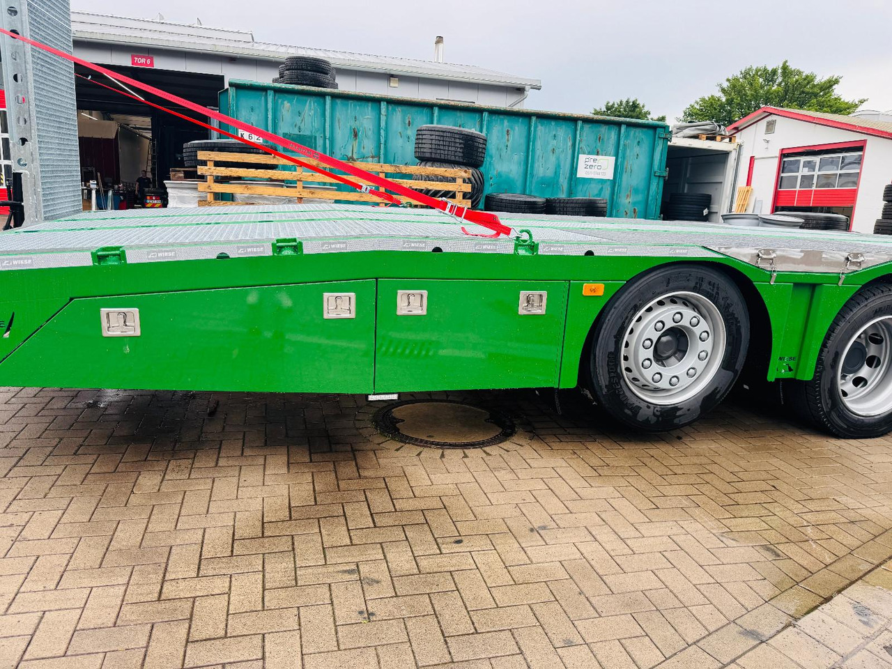 New Dropside/ Flatbed truck Volvo Arbeitsbühnen Baumaschinentransporter mit Rampen: picture 10