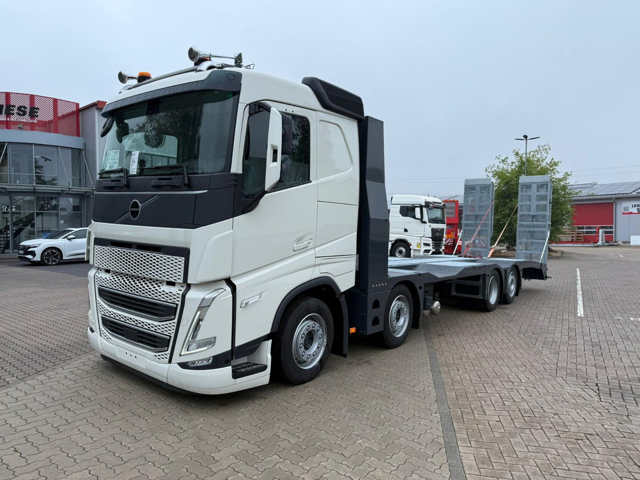 New Dropside/ Flatbed truck Volvo Arbeitsbühnen Baumaschinentransporter mit Rampen: picture 7