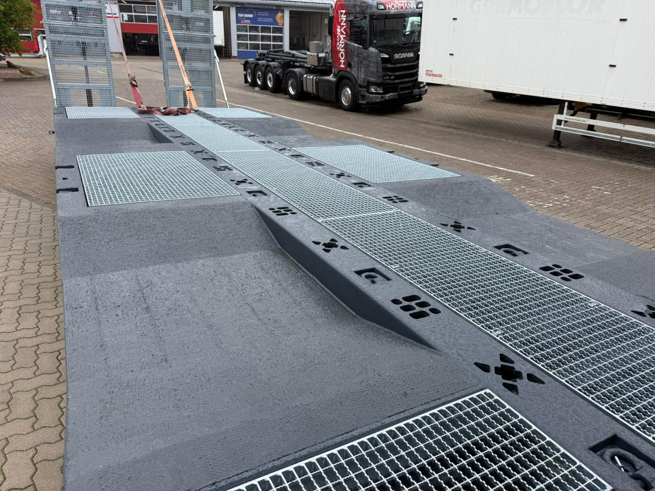 New Dropside/ Flatbed truck Volvo Arbeitsbühnen Baumaschinentransporter mit Rampen: picture 8