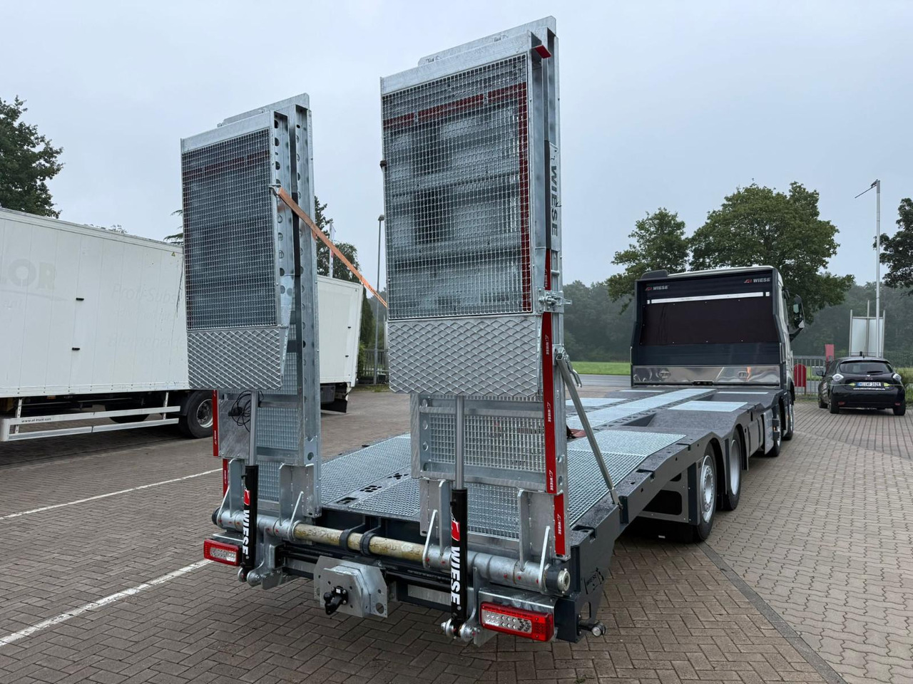 New Dropside/ Flatbed truck Volvo Arbeitsbühnen Baumaschinentransporter mit Rampen: picture 11