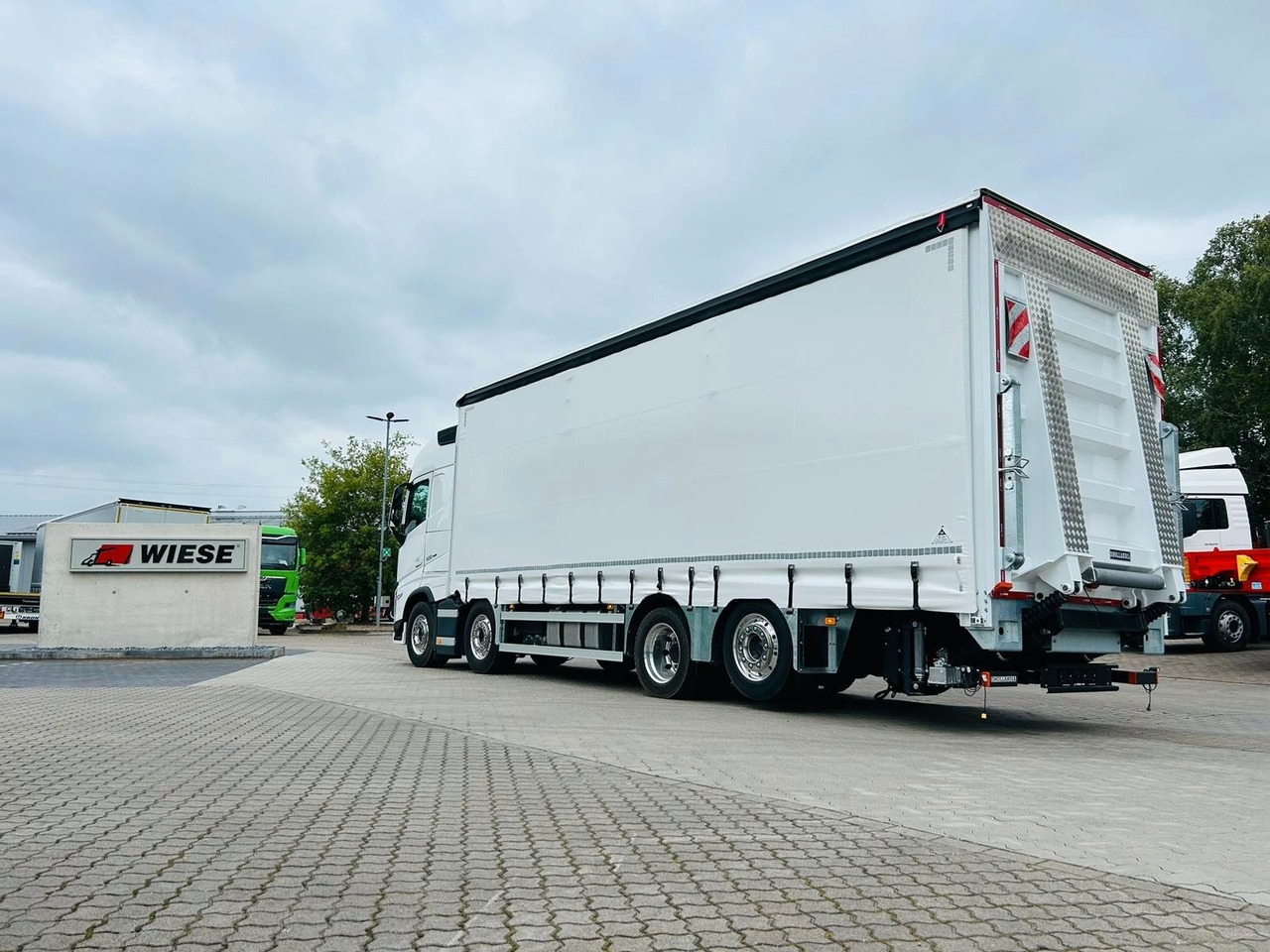 Volvo FH 500 Gabelstaplertransporter LBW Dhollandia 9t - Curtain side truck: picture 3 Volvo FH 500 Gabelstaplertransporter LBW Dhollandia 9t - Curtain side truck: picture 3
