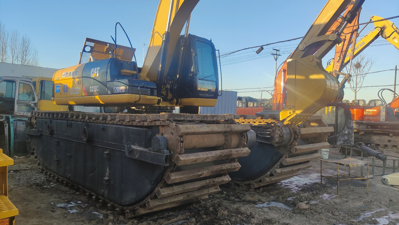 CATERPILLAR 320C - Amphibious excavator: picture 1 CATERPILLAR 320C - Amphibious excavator: picture 1