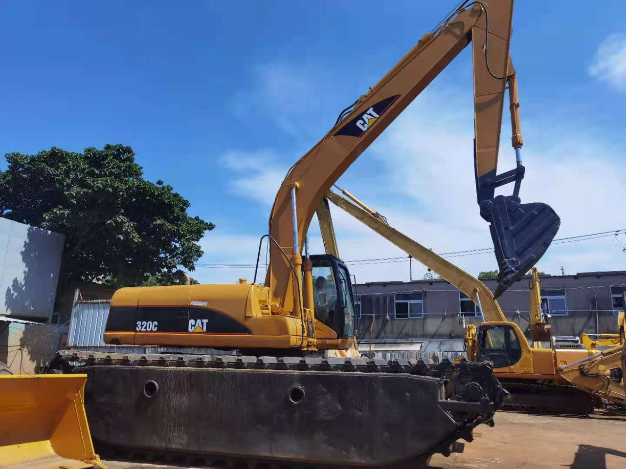CATERPILLAR 320C - Amphibious excavator: picture 1 CATERPILLAR 320C - Amphibious excavator: picture 1