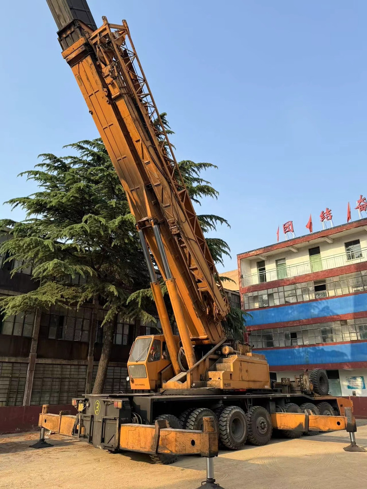 LIEBHERR  - Mobile crane: picture 1 LIEBHERR  - Mobile crane: picture 1