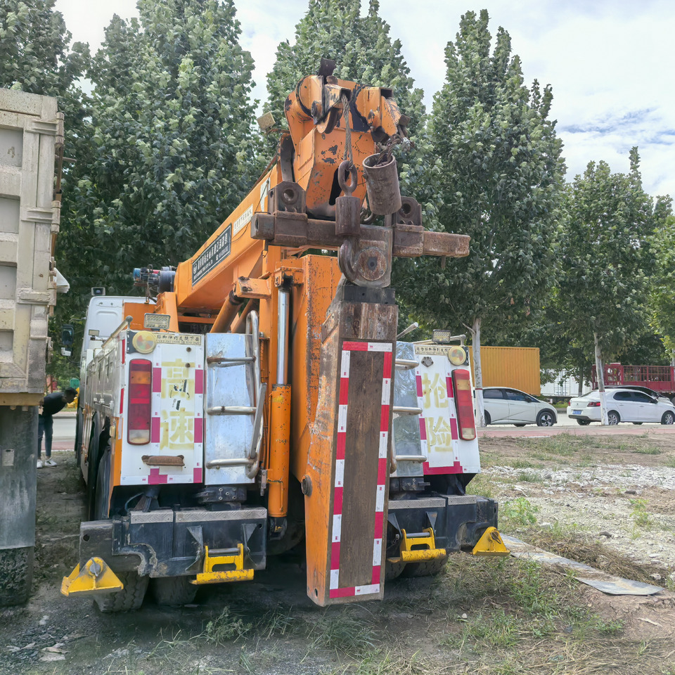 SINOTRUK Howo 8x4 - Crane truck: picture 4 SINOTRUK Howo 8x4 - Crane truck: picture 4