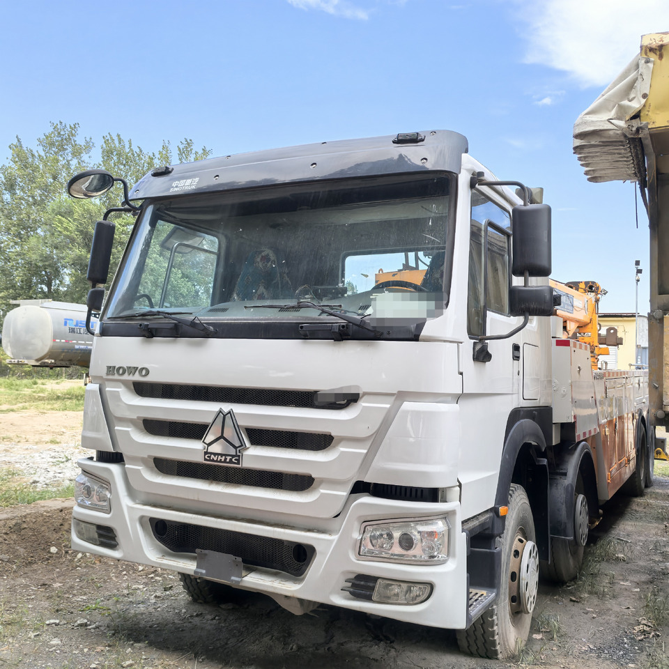 SINOTRUK Howo 8x4 - Crane truck: picture 2 SINOTRUK Howo 8x4 - Crane truck: picture 2