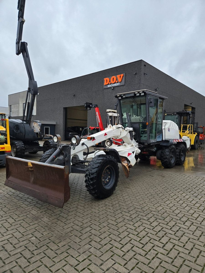 New Holland F106.6 - Grader: picture 1 New Holland F106.6 - Grader: picture 1