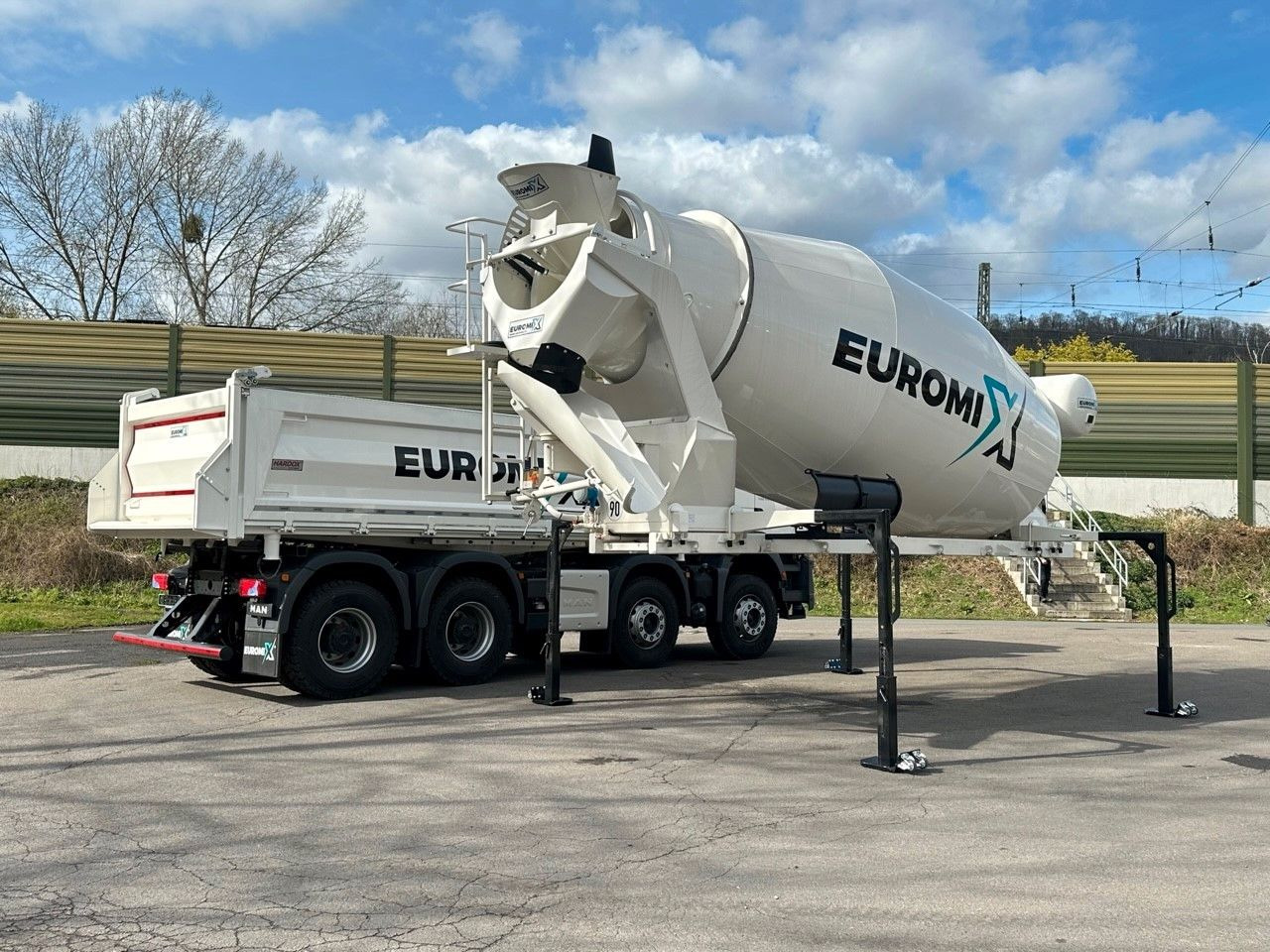 Volvo FMX 460 8x4 / WECHSELSYSTEM KIPPER+MISCHER Volvo FMX 460 8x4 / WECHSELSYSTEM KIPPER+MISCHER - Tipper: picture 1 Volvo FMX 460 8x4 / WECHSELSYSTEM KIPPER+MISCHER Volvo FMX 460 8x4 / WECHSELSYSTEM KIPPER+MISCHER - Tipper: picture 1