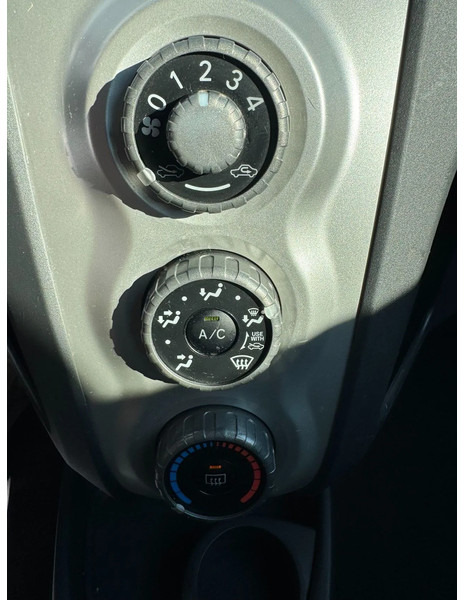 Hatchback Toyota Yaris **PETROL-ESSENCE-AC**: picture 12