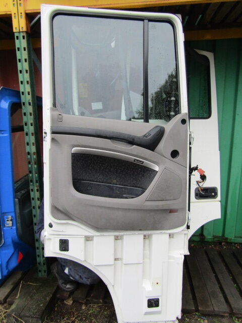 DAF XF 105 NEARSIDE (PASSENGER) COMPLETE DOOR - Cab and interior for Truck: picture 4 DAF XF 105 NEARSIDE (PASSENGER) COMPLETE DOOR - Cab and interior for Truck: picture 4