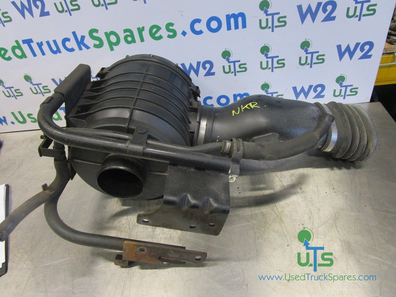 ISUZU NKR (4JJ1) AIR INTAKE / FILTER HOUSING COMPLETE - Engine and parts for Truck: picture 1 ISUZU NKR (4JJ1) AIR INTAKE / FILTER HOUSING COMPLETE - Engine and parts for Truck: picture 1