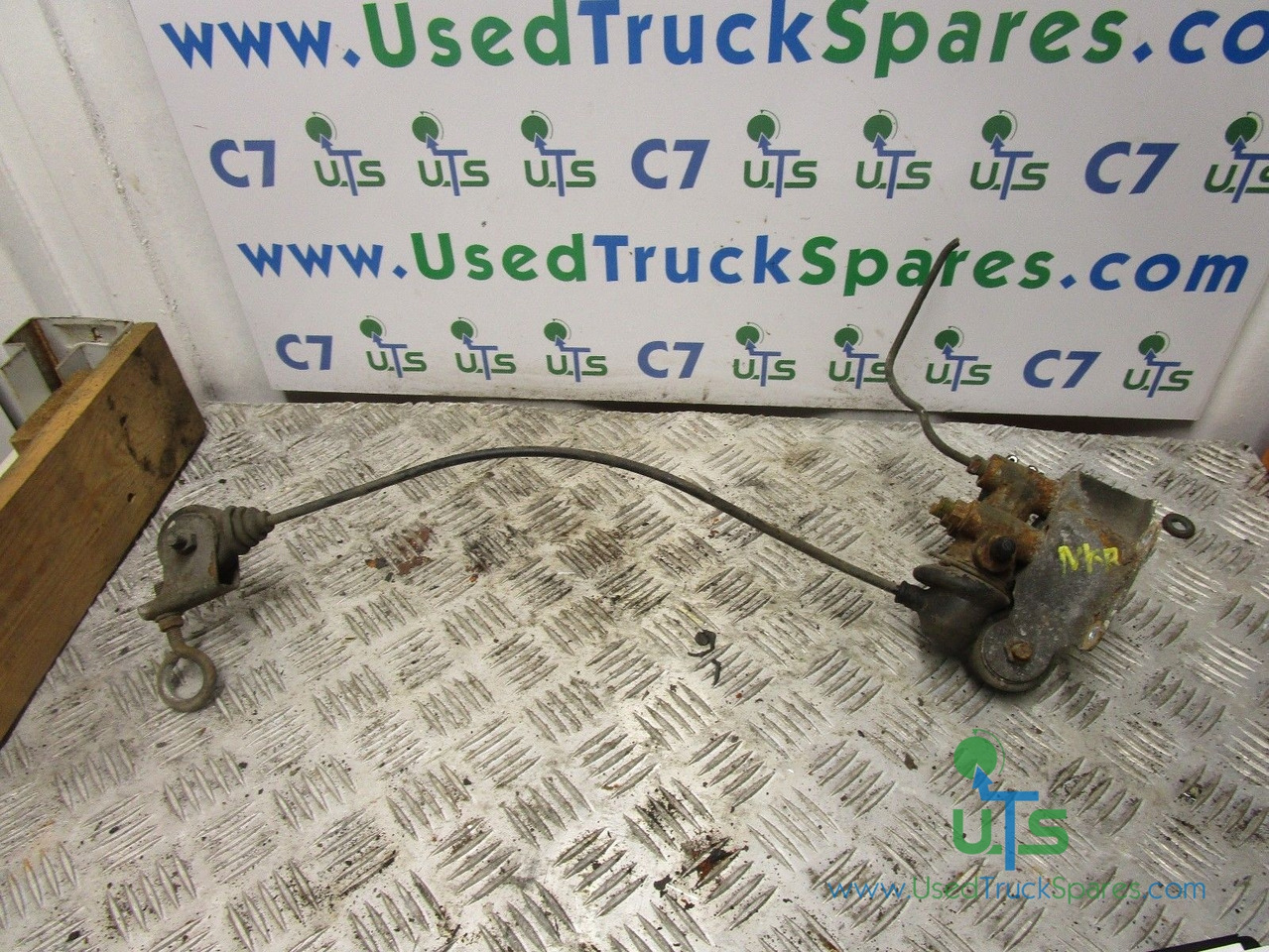 ISUZU NKR LOAD SENSING / BRAKE VALVE - Brake parts for Truck: picture 1 ISUZU NKR LOAD SENSING / BRAKE VALVE - Brake parts for Truck: picture 1