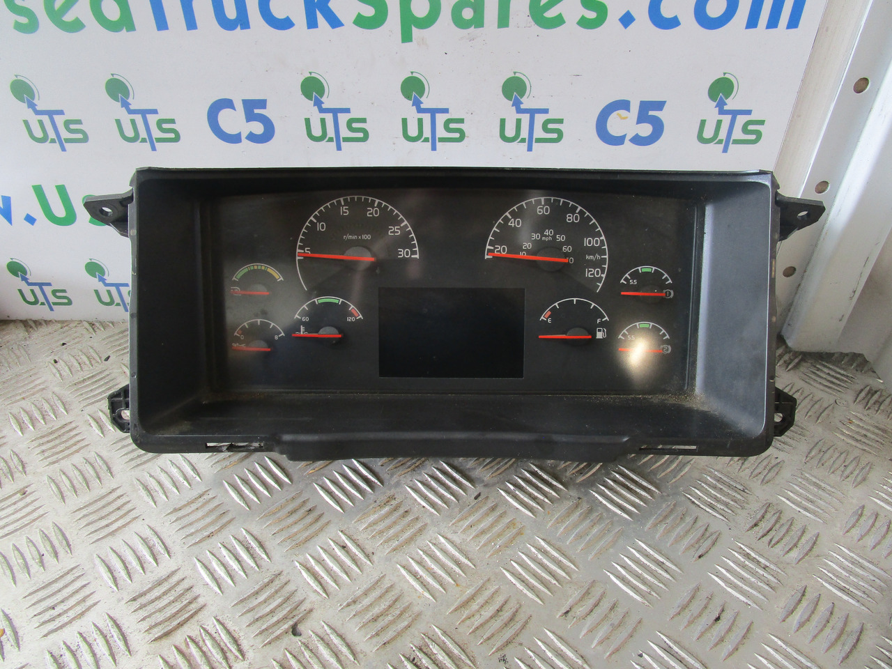 VOLVO FM12/FM9 CLOCK CLUSTER 20466984-P01 - Cab and interior for Truck: picture 1 VOLVO FM12/FM9 CLOCK CLUSTER 20466984-P01 - Cab and interior for Truck: picture 1