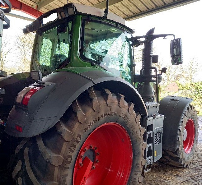 Fendt 824 - Farm tractor: picture 3 Fendt 824 - Farm tractor: picture 3