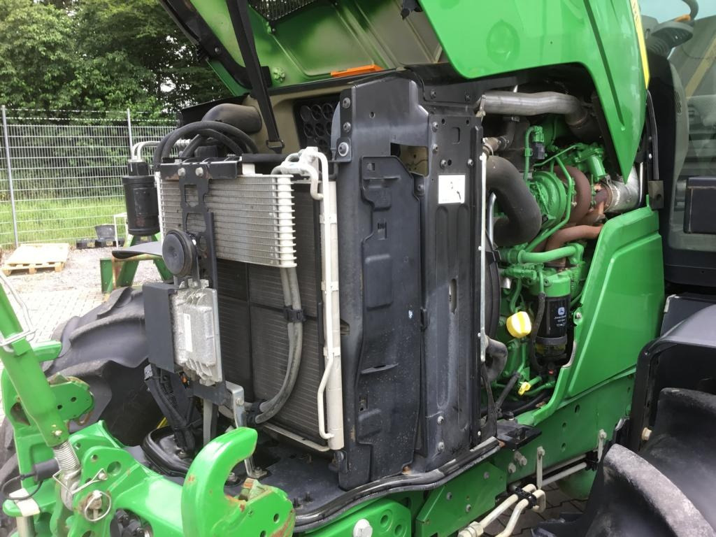 John Deere 6130R - Farm tractor: picture 4 John Deere 6130R - Farm tractor: picture 4