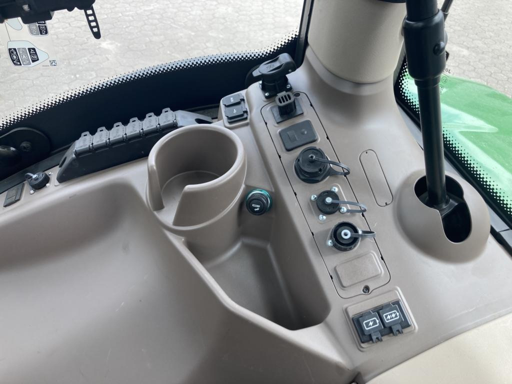 John Deere 6R140 - Farm tractor: picture 3 John Deere 6R140 - Farm tractor: picture 3