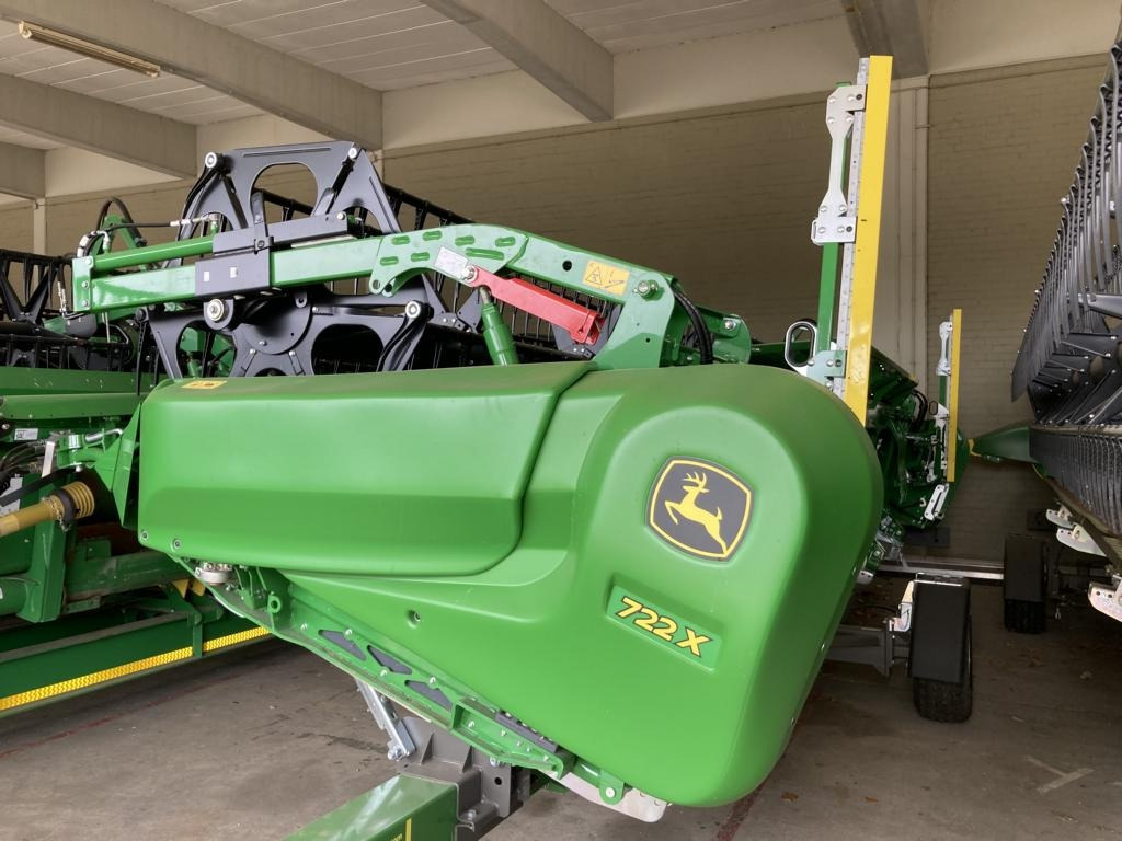 John Deere 722X - Combine harvester: picture 1 John Deere 722X - Combine harvester: picture 1