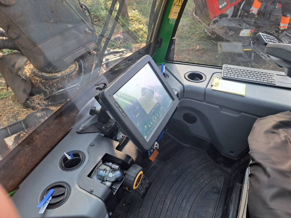 Forestry harvester John Deere 1170G: picture 6