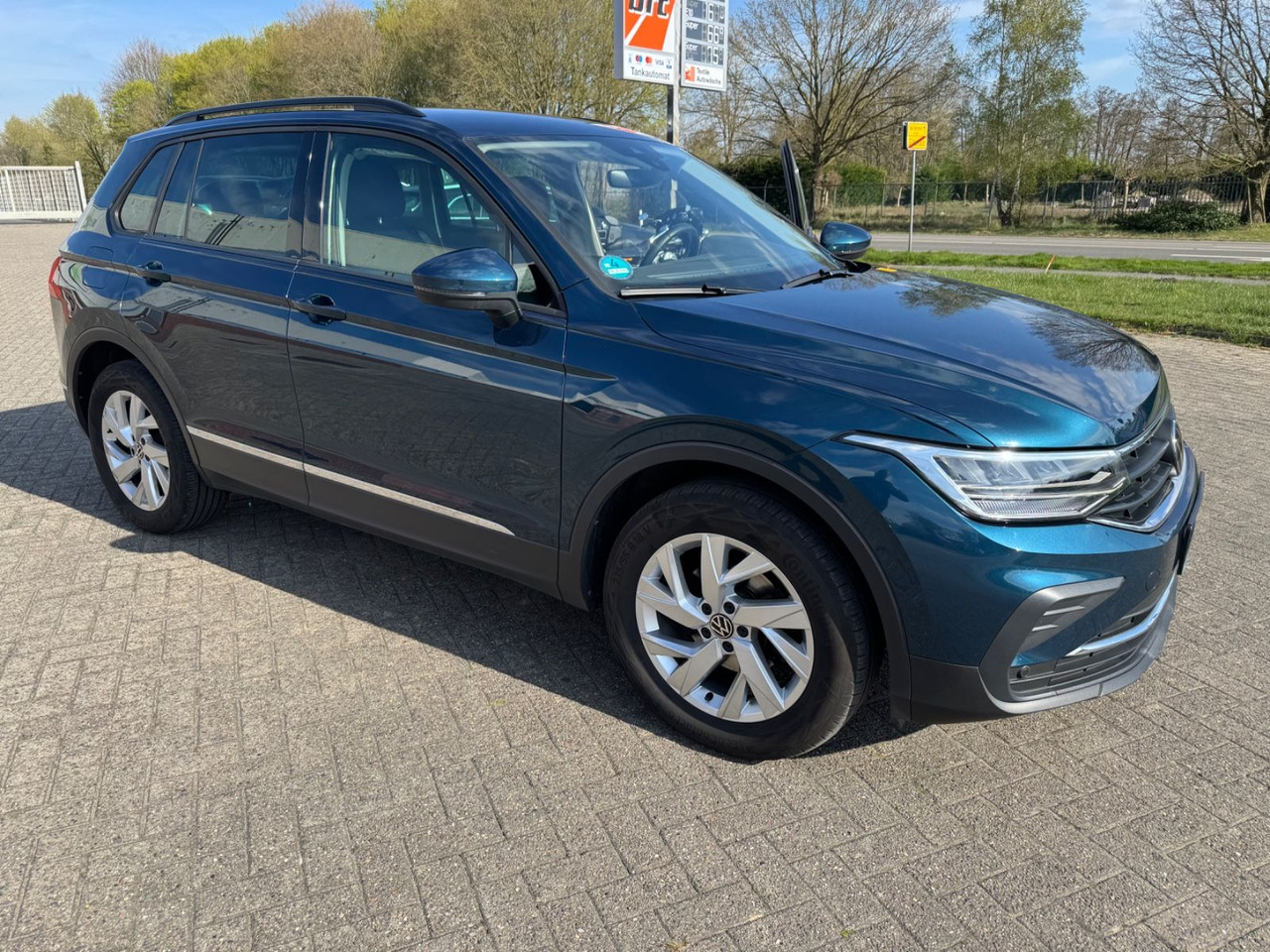 SUV Volkswagen Tiguan Life 4Motion 2.0 TDI  7-Gang   AHK: picture 1