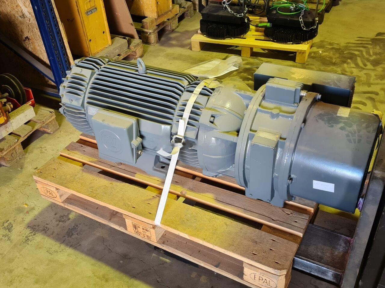 Engine Liebherr 610198203  for Liebherr 71 EC tower crane: picture 1