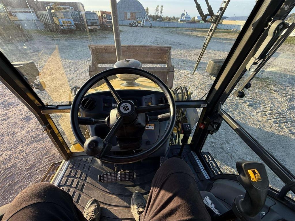 Wheel loader New Holland B 110-4PT , 2 quick couplers: picture 9