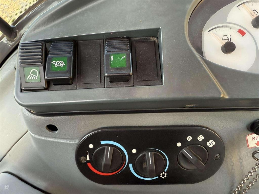 Wheel loader New Holland B 110-4PT , 2 quick couplers: picture 11